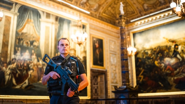 Un gendarme équipé d'une arme longue dans une salle du château de Chambord