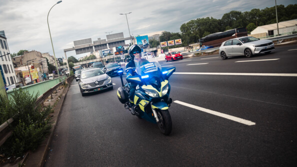 Un motocycliste escorte une autorité.