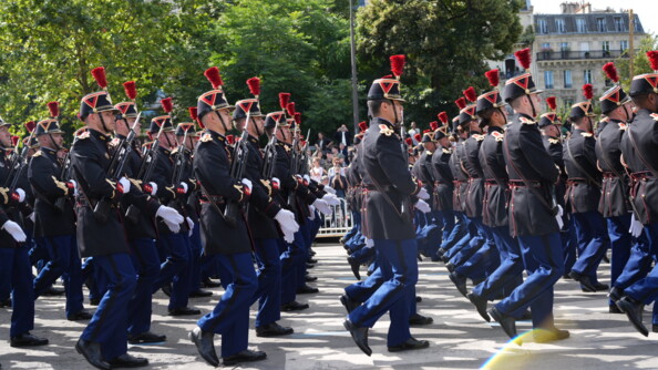 Zoom de profil sur les gendarmes de laGarde républicaine défilant