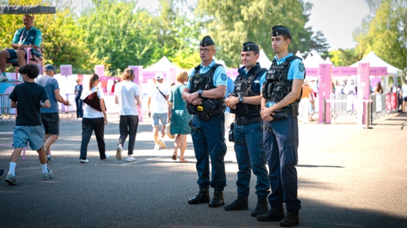 Trois gendarmes au dernier filtrage, au niveau du ticketing du Golf National.