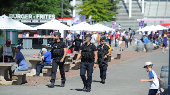 Les gendarmes mobiles sécurisent le stade utilisé pour les épreuves.