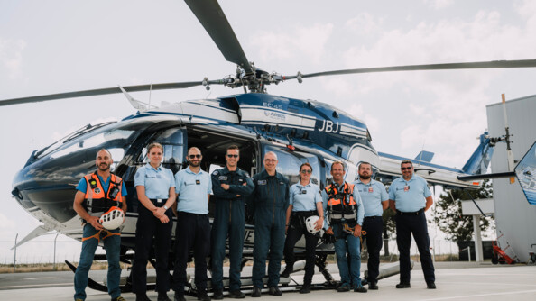 Neuf gendarmes, dont deux du PGHM d'Ajaccio, deux pilotes, et 5 de la gendarmerie des transports aériens, posent devant un hélicopère gendarmerie