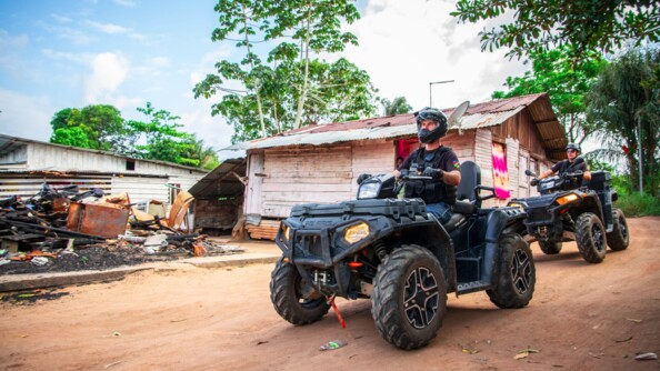 Gendarmes de la compagnie en quad dans le quartier informel.