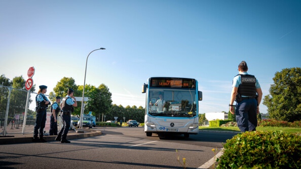 Les gendarmes assurent la fuidité de l'arrivée des navettes de spectateurs.