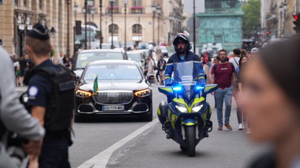 Motocycliste assurant l'escorte des chefs d'Etats.