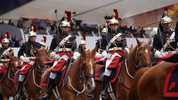 Une dizaine de cavaliers de la agrde Républicaine en grande tenue de service
