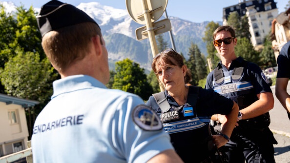 Echange entre le commandant de la Compagnie de gendarmerie départementale de Chamonix-Mont-Blanc et la police municipale de la ville.