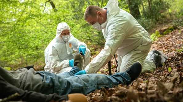 Les techniciens d'identification criminelle travaillent sur la découverte de cadavre, en tenue blanche