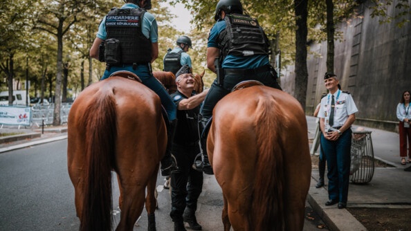 Le directeur général de la gendarmerie nationale, discute avec des cavaliers, dans les rues de Paris