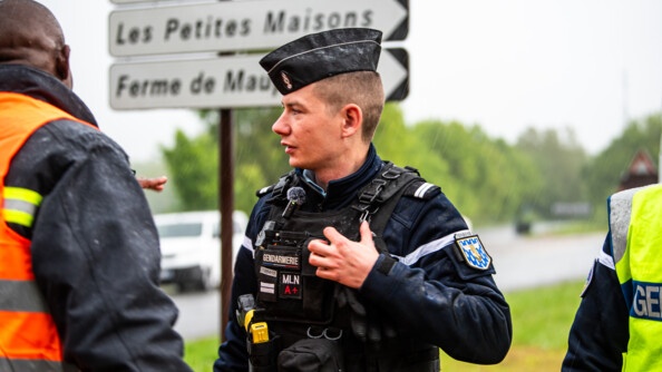 Un officier-élève gendarme discute avec un élève-officier pompier