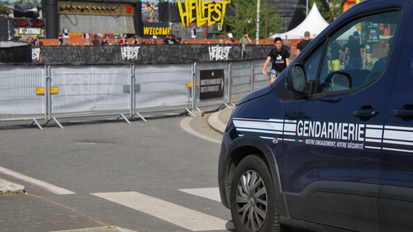 Véhicule de gendarmerie devant l'entrée du festival Hellfest