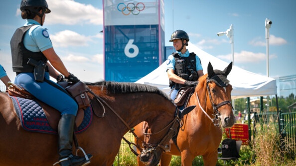 Deux cavaliers de la Garde républicaine en patrouille à proximité du trou n°6 du Golf National.