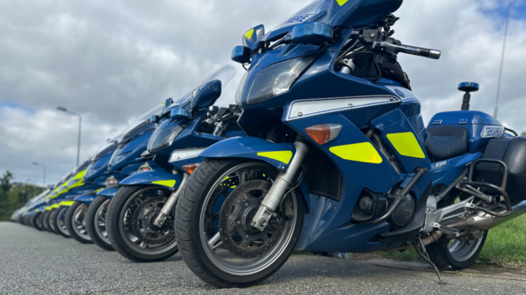 De mombreuses motocyclettes de la gendarmerie sont garées les unes à côté des autres